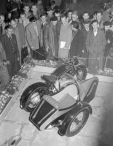 Motocykl IFA BK 350 předváděný na jedná z výstav s postranním vozíkem., zdroj: Wikimedia Commons, Deutche Fotothek, CC BY-SA 3.0 d