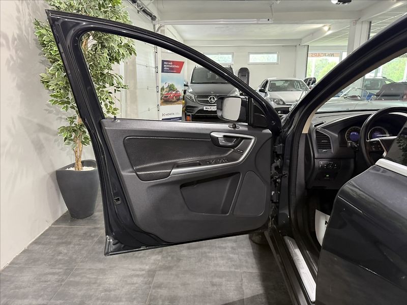 Volvo XC60 2,4   D5 AWD SUMMUM XENON - fotka 6 z 39