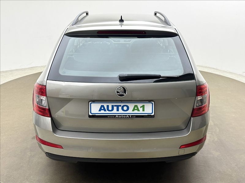 Škoda Octavia 1,6 TDi DPH KLIMA SENZORY ČR - fotka 5 z 30