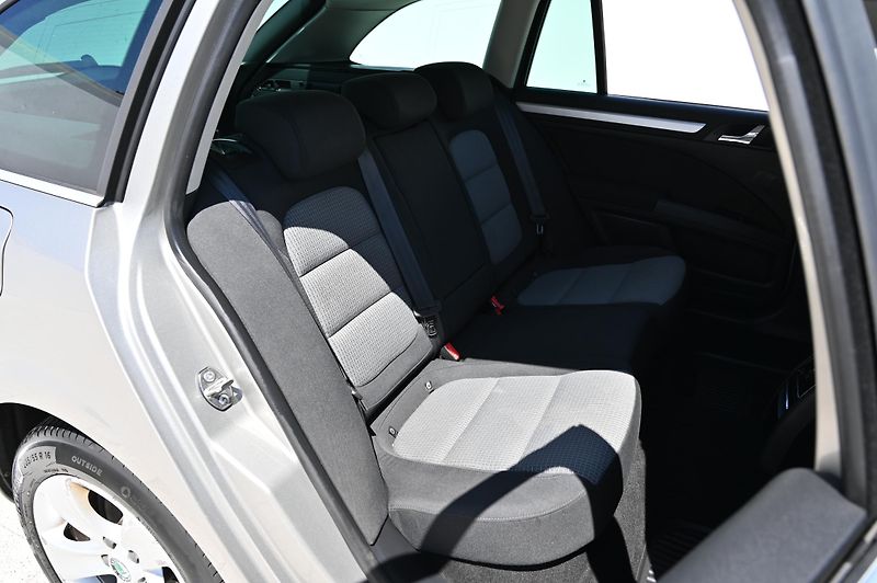 Škoda Superb 2.0TDI 103KW Ambition 9/2012 - fotka 31 z 38