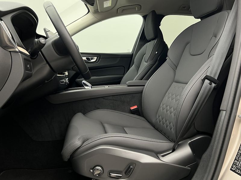 Volvo XC60 B5 AWD DARK PLUS AUT CZ - fotka 3 z 49