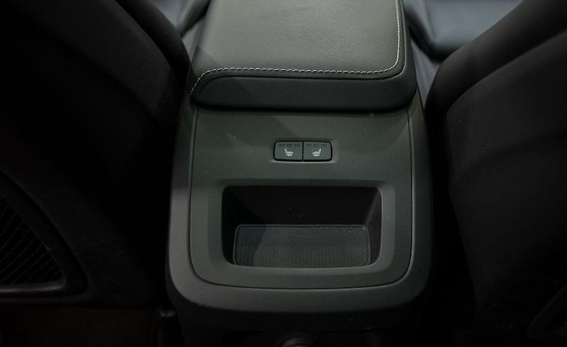 Volvo XC60 (2025) Plug-in hybrid PLUS DARK - fotka 16 z 26