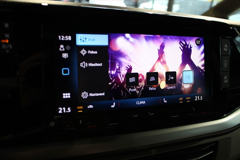Volkswagen Multivan TDi DSG Edition Pano/HUD/HarKa - fotka 24 z 37