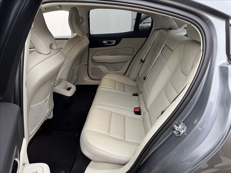 Volvo S60 2,0 B3 DPH INSCRIPTION H/K ČR - fotka 36 z 40