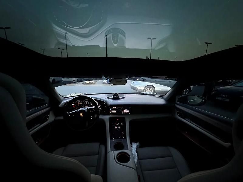Porsche Taycan (2021) Elektrický sportovní sedan  12 - fotka 10 z 20