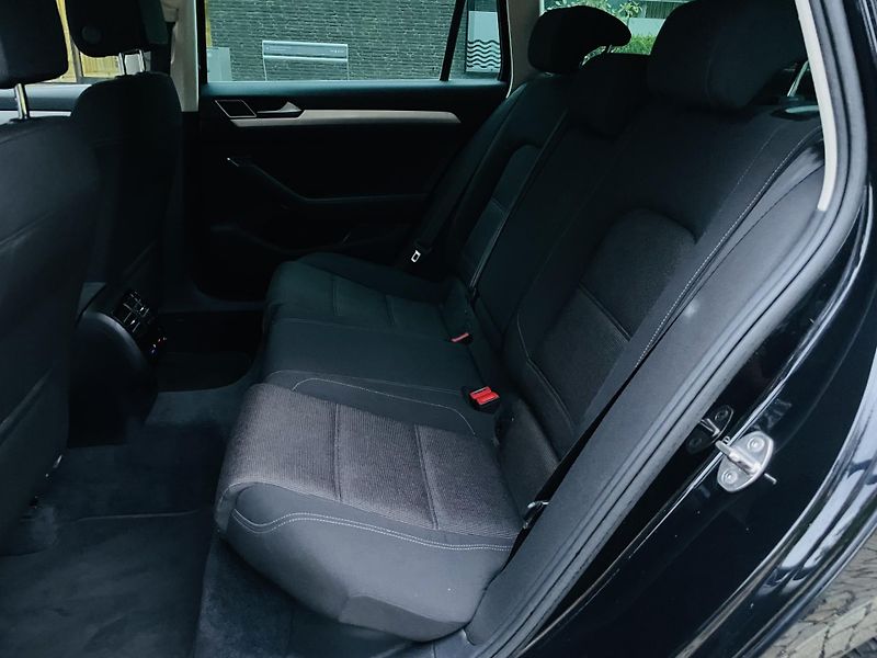 Volkswagen Passat 2.0TDI AUTOMAT VÝHŘEV SENZORY - fotka 30 z 48