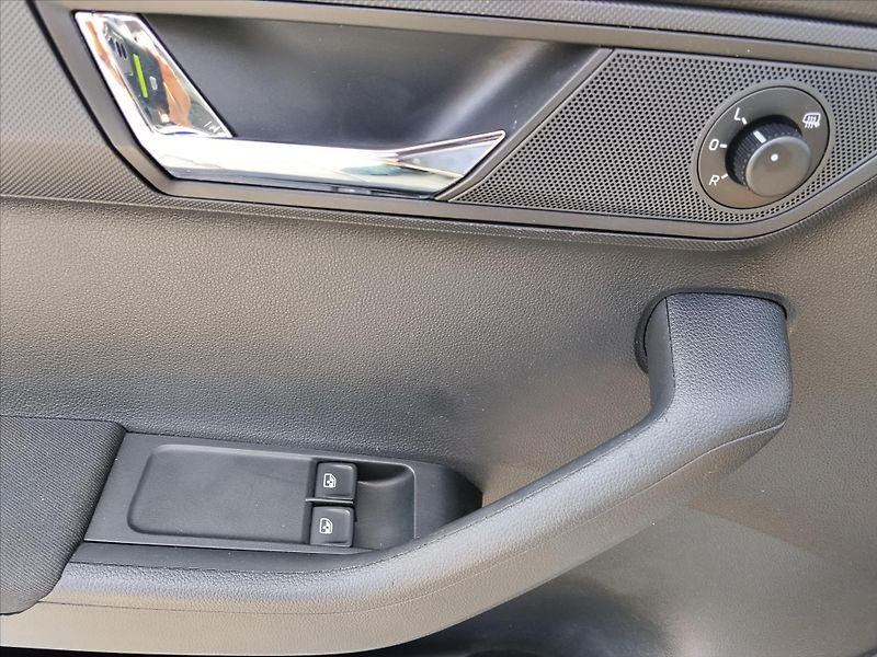 Škoda Fabia 1,0 1.0 TSI 70kW Ambiente - fotka 10 z 23