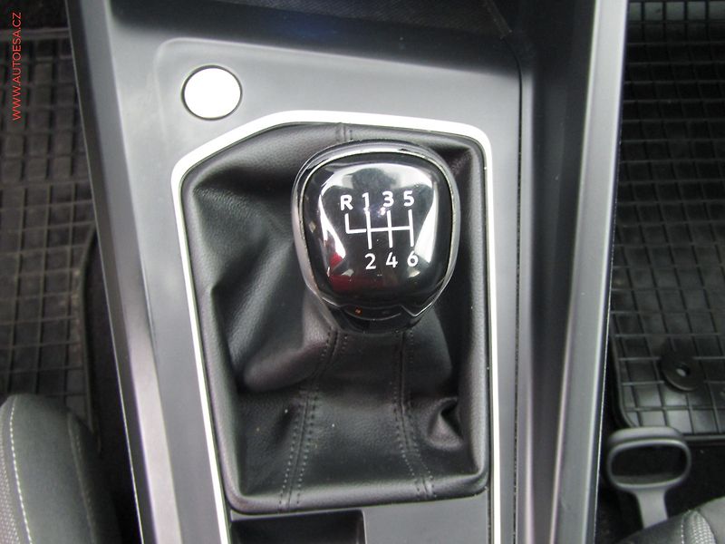 Volkswagen Golf (2020) 1.5 TSi, Style, LED, navi - fotka 20 z 22