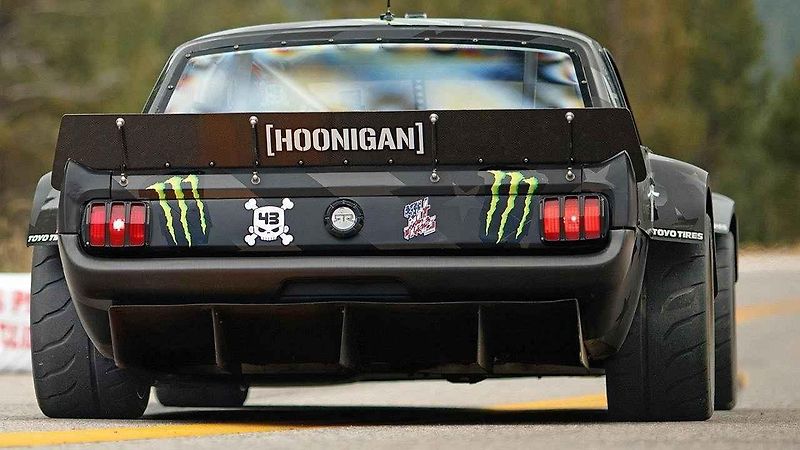 Ken Block, Ford Mustang Hoonicorn a takzvaná Climbkhana na hoře Pikes Peak.