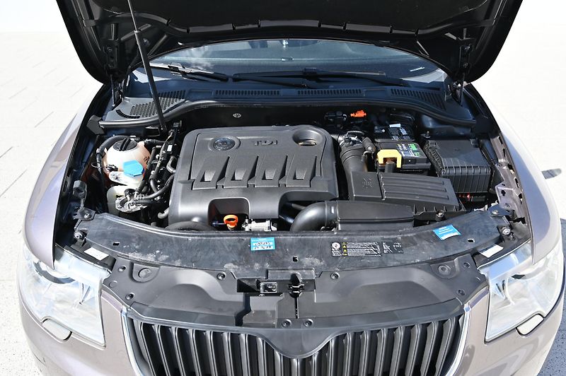 Škoda Superb 2.0TDI 125KW rezervace 3/2011 - fotka 31 z 43