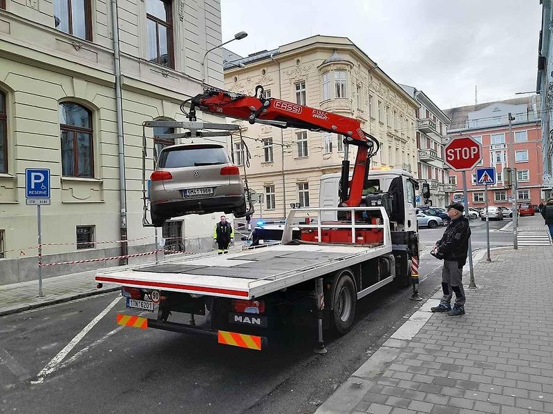 I přes omezený prostor se vozidlo během krátké doby podařilo naložil na korbu.