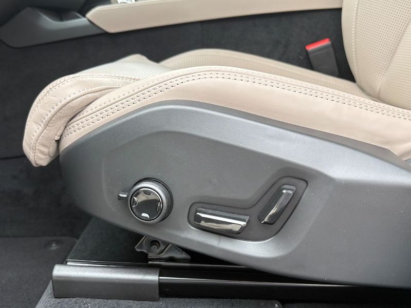 Volvo XC90 Plus Bright T8 299kW - fotka 22 z 26