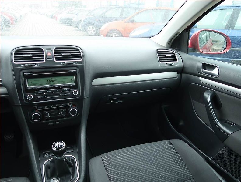 Volkswagen Golf (2010) 1.6 TDI, po STK, rezervace - fotka 8 z 15