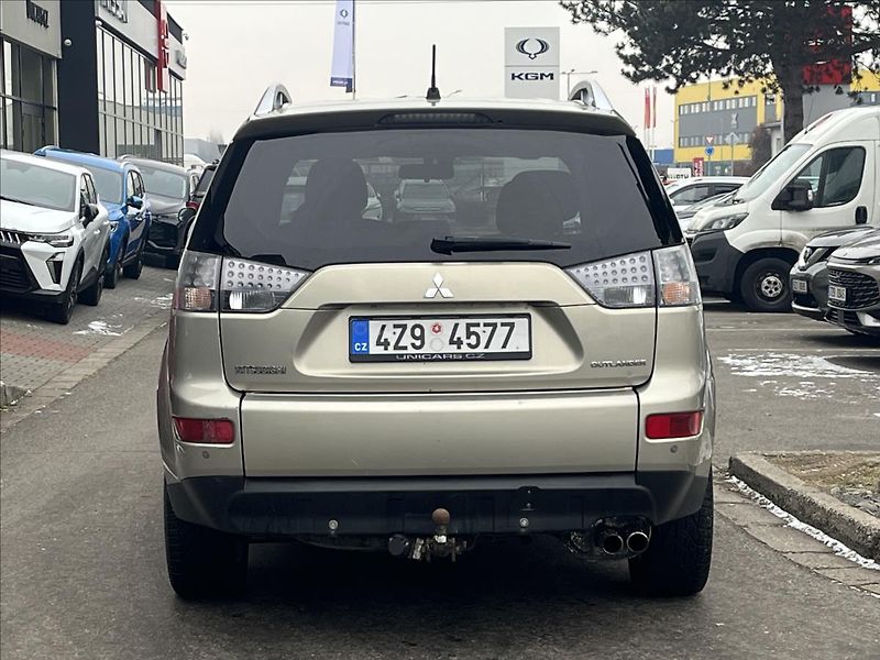 Mitsubishi Outlander 2,0 DI-D  Intense plus 4WD - fotka 6 z 18