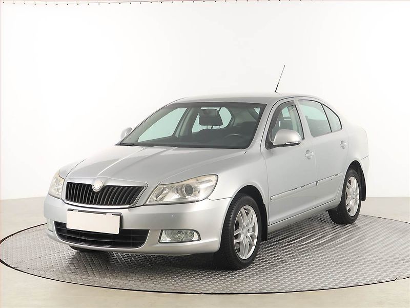Škoda Octavia (2009) 1.6, Tempomat, Park. senzory - fotka 2 z 16