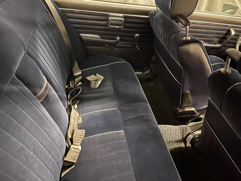 BMW Řada 5 (1974) 525i E12 REZEVOVÁNO - fotka 20 z 26