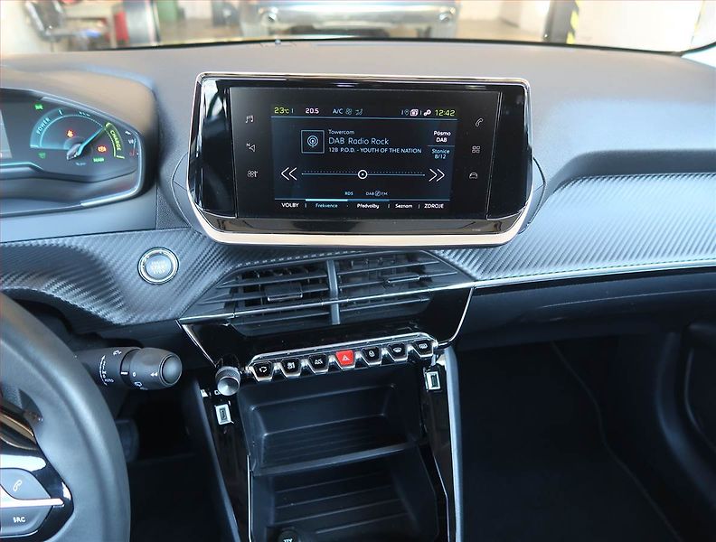 Peugeot 208 (2021) 50 kWh, SoH 90%, Automat - fotka 12 z 22
