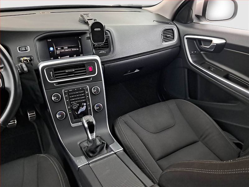 Volvo V60 (2017) D3 2.0, Navi, Tempomat - fotka 8 z 18