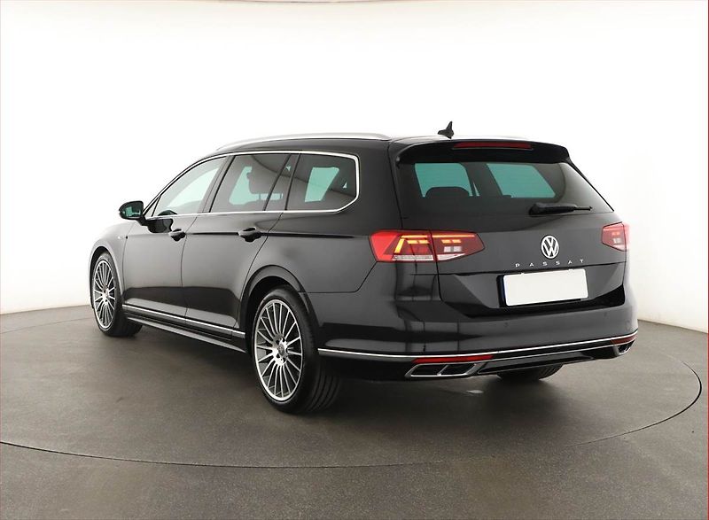 Volkswagen Passat (2020) R-Line 2.0 TDI - fotka 4 z 19
