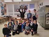 Malí šikovní mechanici z motokroužku při Středisku volného času Domeček ve Valašském Meziříčí sestrojili funkční mimimotorku. Jde o nejmenší ručně vyrobený motocykl ve stylu Chopper v ČR.