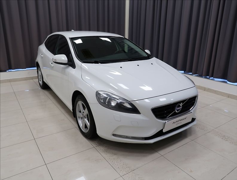 Volvo V40 1,6 D2 VÝHŘEV SEDADEL 2x ALU - fotka 3 z 23
