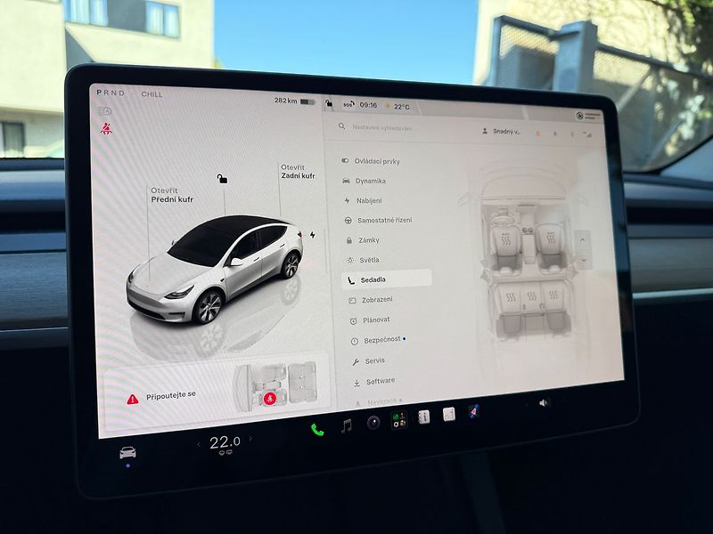 Tesla Model Y Long Range AWD - fotka 21 z 38