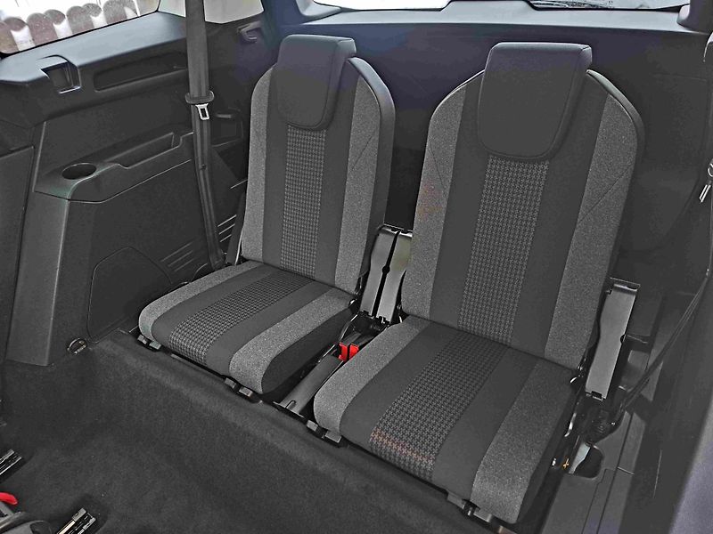 Peugeot 5008 (2020) 1,2 PT EAT8 17ALU PDC NAVI - fotka 12 z 24