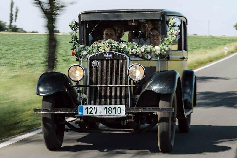 Svatební Škoda 430 v původním stavu. Tento výrobní klenot společnosti Škoda v letech 1929 až 1932 představoval působivý prvek v automobilovém průmyslu své doby.