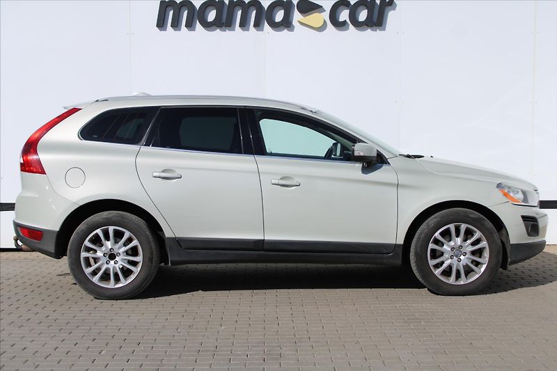 Volvo XC60 3.2i AWD SUMMUM ČR - fotka 2 z 3