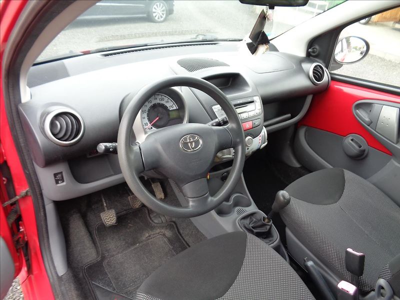 Toyota Aygo 1,0 - fotka 14 z 16