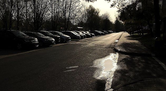 U obytných domů se večerní a noční hluk od zaparkovaných aut řeší citlivěji než přes den. Stačí opakované bouchání dveřmi, hlasitý hovor nebo nešetrné vykládání zavazadel., zdroj: BogTar201213/Wikimedia CC 4.0