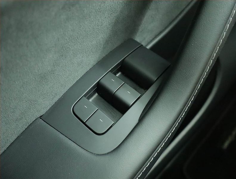 Tesla Model Y (2022) Long Range AWD 79kWh, SoH 89% - fotka 18 z 23