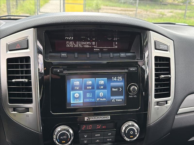 Mitsubishi Pajero 3,2 DI-D ČR SERVIS NT - fotka 13 z 30