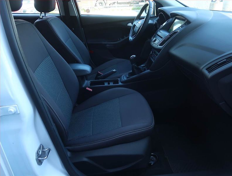 Ford Focus (2018) 1.0 EcoBoost, Tempomat - fotka 9 z 17