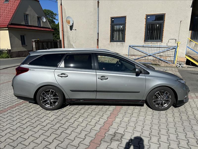 Toyota Auris 1,6 EXCLUSIVE TAŽNÉ - fotka 2 z 26