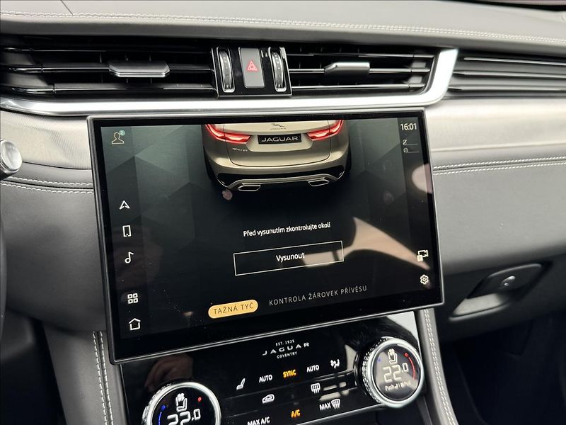 Jaguar F-Pace 3,0 P400 R-Dynamic SE AWD AT - fotka 28 z 31