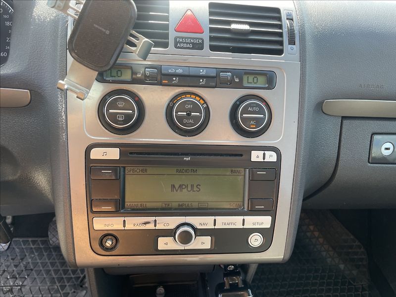 Volkswagen Touran 1,9 TDi 77kw 6rychlostí Klimat - fotka 16 z 35