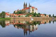 Pohled na hrad Albrechtsburg z protějšího břehu Labe je obzvláště malebný: za jasných dnů je možné vidět hrad s bílou fasádou, červenou střechou, černými věžemi a katedrálou za ním, které se zrcadlí v Labi