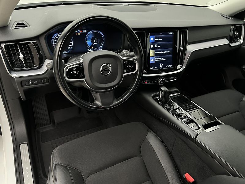 Volvo V60 T6 MOMENTUM RECHARGE AUT - fotka 4 z 44