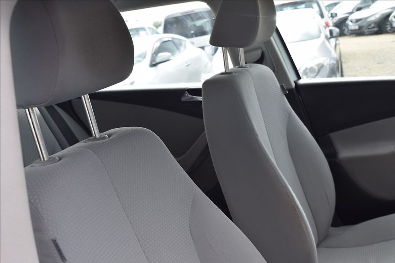 Volkswagen Passat 1,6 i 75KW PO SERVISE - fotka 38 z 41
