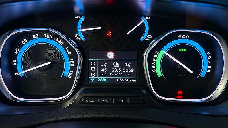 Citroën SpaceTourer 75 kWh AUT Shine - fotka 10 z 29