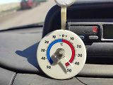 Teplota v autě na slunci rychle stoupá. Přivřená okénka nijak nepomáhají snížit teplotu. Protisluneční plachta na auto pomáhá výrazně snížit teplotu v interiéru.