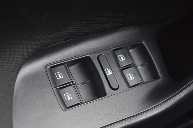 Seat Ibiza 1,2 i 66KW FR-LINE NÍZKÉ KM - fotka 20 z 39