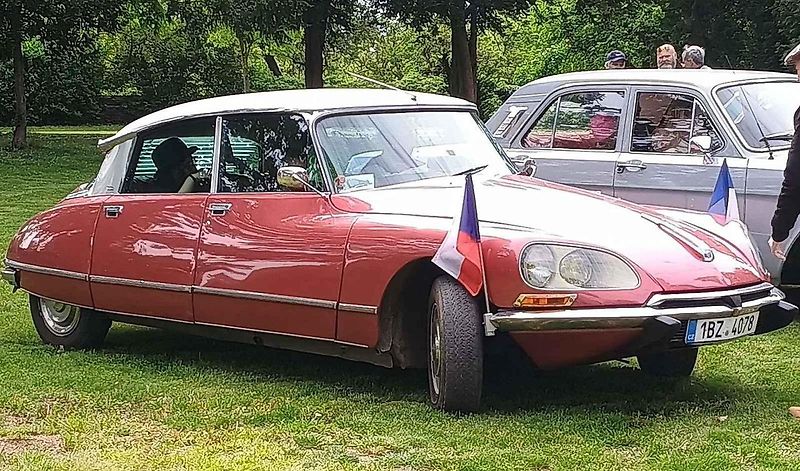 Habrovany cestovaly časem. Park zaplnily historické automobily i motorky.