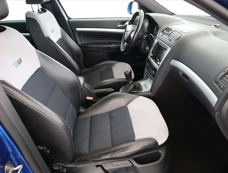 Škoda Octavia (2010) RS 2.0 TSI, Navi, Xenony - fotka 7 z 12