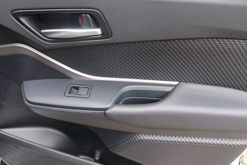 Toyota C-HR (2023) Comfort Business 1,8  Hybrid e - fotka 19 z 31