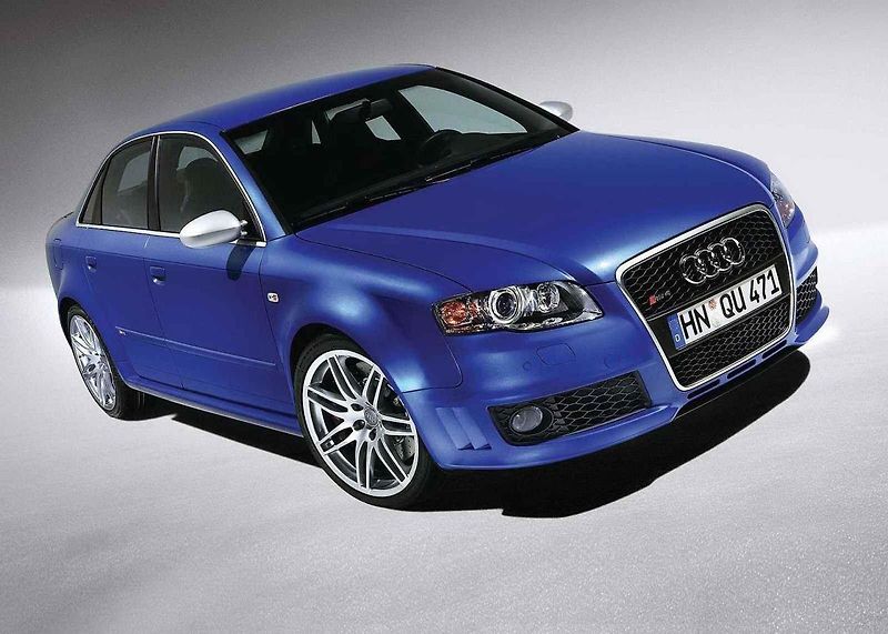 Audi A4 se v první generaci chlubila nápaditými propagačními snímky.
