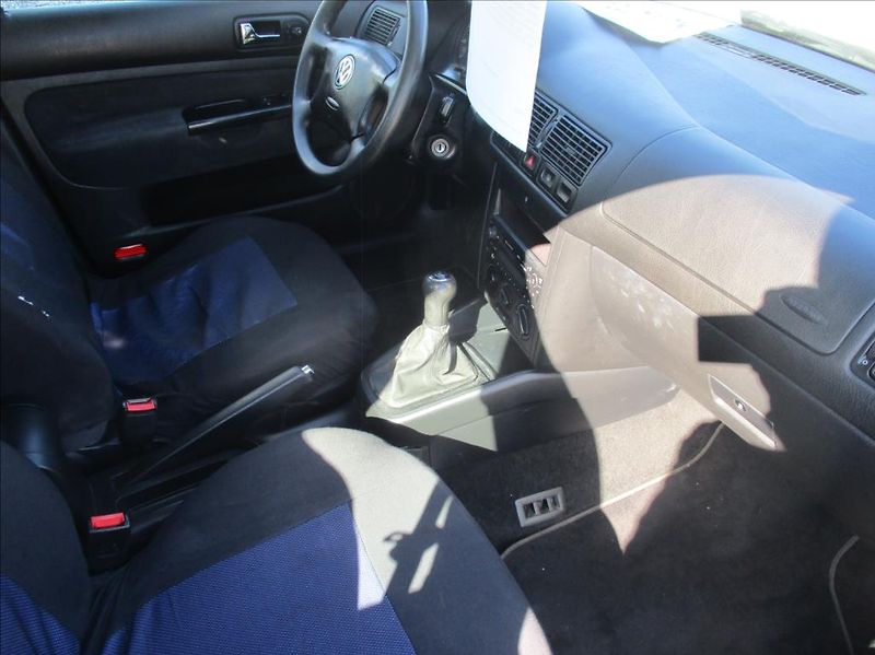 Volkswagen Golf 1,6 i,klimatizace,ABS, - fotka 9 z 29