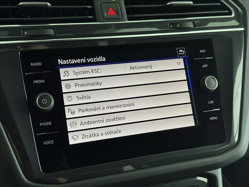 Volkswagen Tiguan Allspace 2,0 TDi  DSG 4x4 R-Line Matrix - fotka 31 z 45