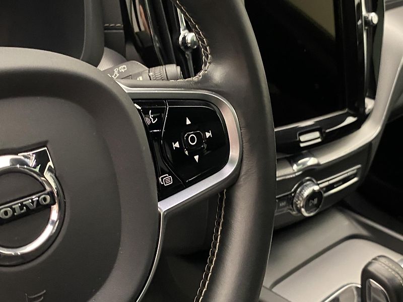 Volvo XC60 B6 AWD R-DESIGN AUT  - fotka 21 z 52